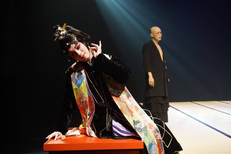 兆欣（前）於《妙玉》中扮相。（李清照私人劇團感傷動作派提供）