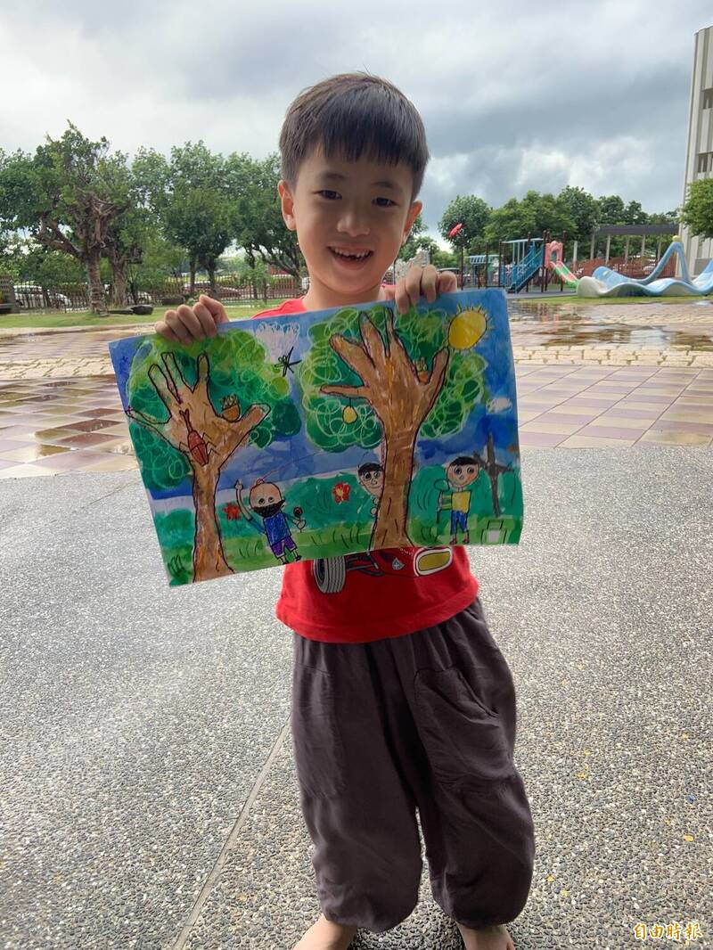 幼兒園大班學童參加鰲港杯書法寫生比賽，笑容可愛。（記者張軒哲攝）