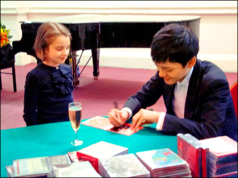 一位年輕樂迷滿臉欣喜地等候簽名，曾宇謙溫暖應對。