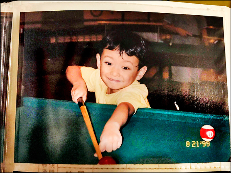 小時候的宇謙活潑好動，每天練琴後父子會一起打撞球、聊聊天，不讓音樂變成孩子壓力的來源。