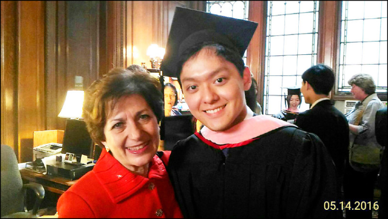 在柯蒂斯音樂學院畢業照。