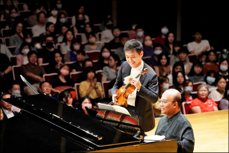 曾宇謙（左）與鋼琴家Rohan De Silva近年時常合作，老拍檔合作默契十足。