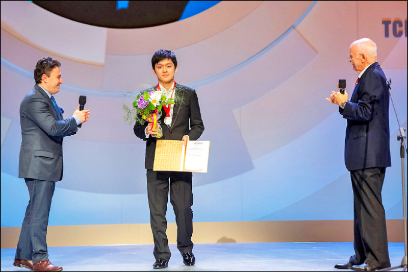 2015年獲得柴可夫斯基大賽最高獎，一戰成名成為台灣之光。