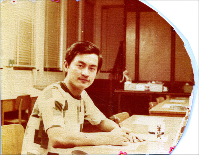 廖瞇的爸爸小廖，在菱天擔任改色員。（廖瞇提供）