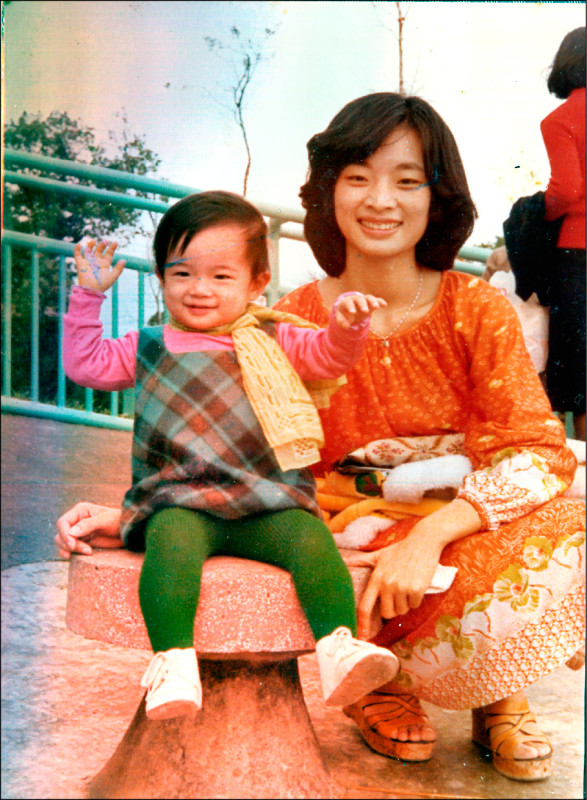 廖瞇小時候與媽媽阿美。（廖瞇提供）