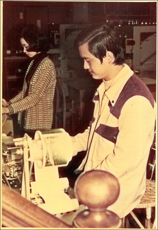 廖瞇的爸爸小廖正進行照片品管，使用卷軸快速瀏覽照片，將不合格的照片做上記號。（廖瞇提供）