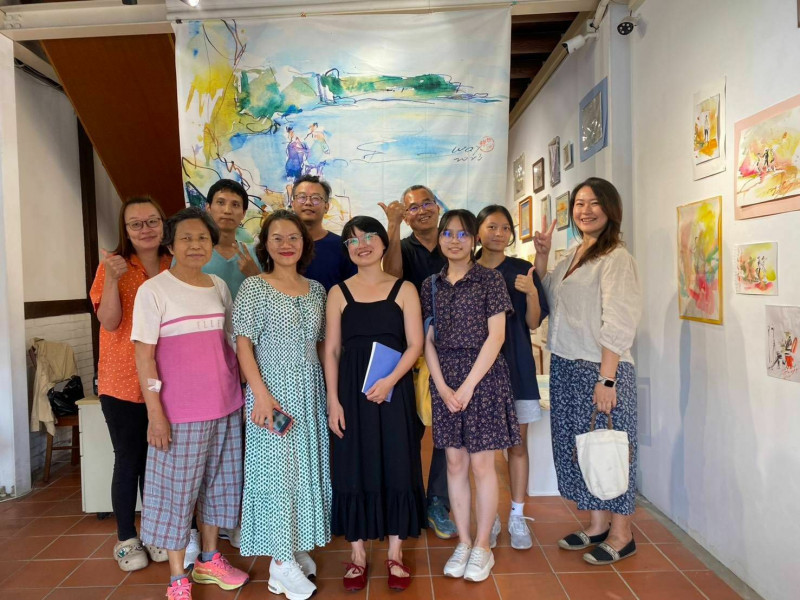 用速寫紀錄旅程，藝術家吳沁頤（前中）近年來在表演現場、駐村旅程邊走邊畫，來自不同地方的現場速寫畫作，即日起在鹽水月之美術館登場。（南市文化局提供）