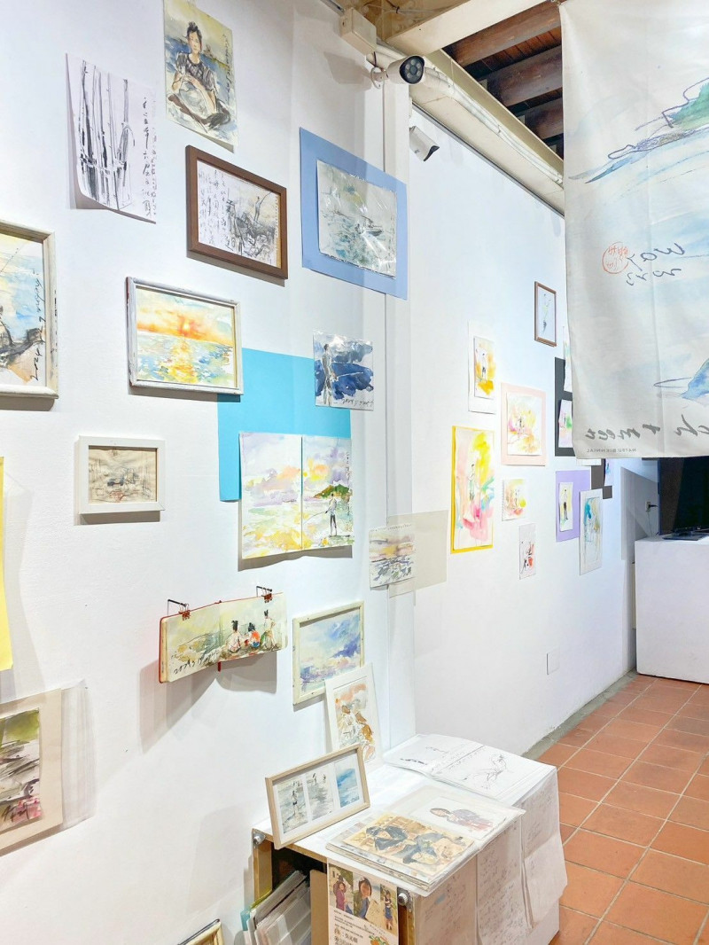 用速寫紀錄旅程，藝術家吳沁頤近年來在表演現場、駐村旅程邊走邊畫，來自不同地方的現場速寫畫作，即日起在鹽水月之美術館登場。（南市文化局提供）