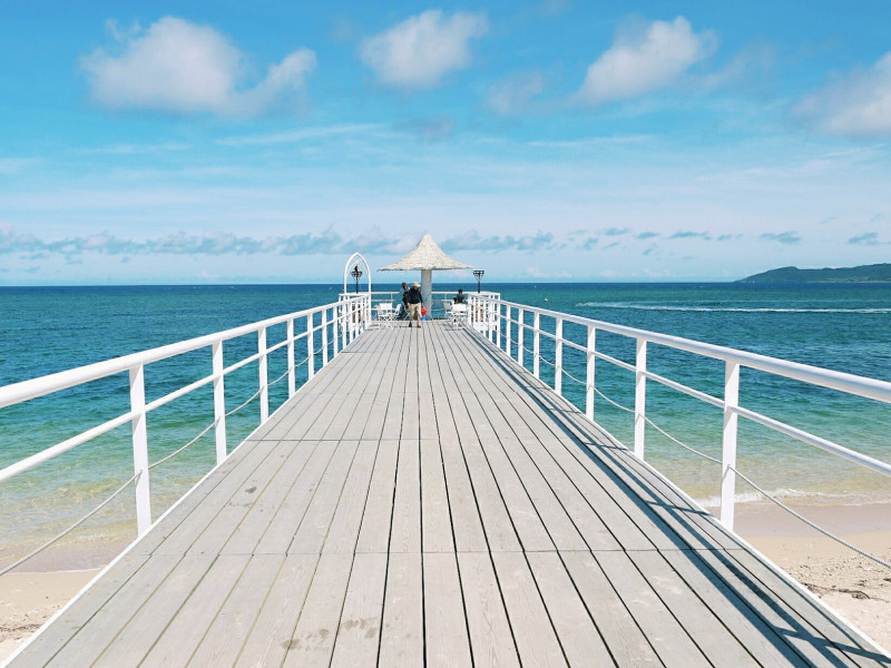 被譽為沖繩最美島嶼的石垣島，到處都是美麗的沙灘，圖為富崎海灘。（華航提供）