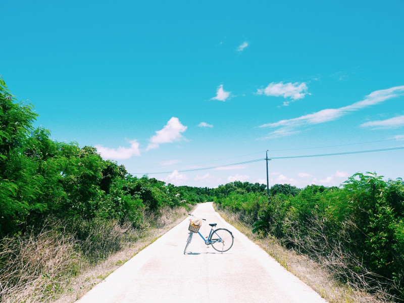 遊石垣島、竹富島，可騎著腳踏車享受漫遊南島時光。（華航提供）