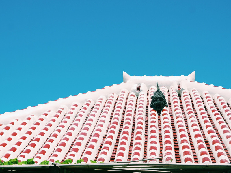 石垣島的紅瓦屋頂與「石獅子」文化，是當地的特色。（華航提供）