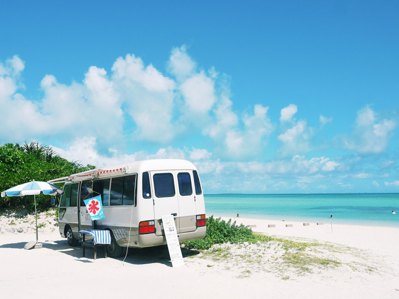 從石垣島搭船約10分鐘，就能抵達以潔白細沙、翡翠色海洋聞名的竹富島。（華航提供）