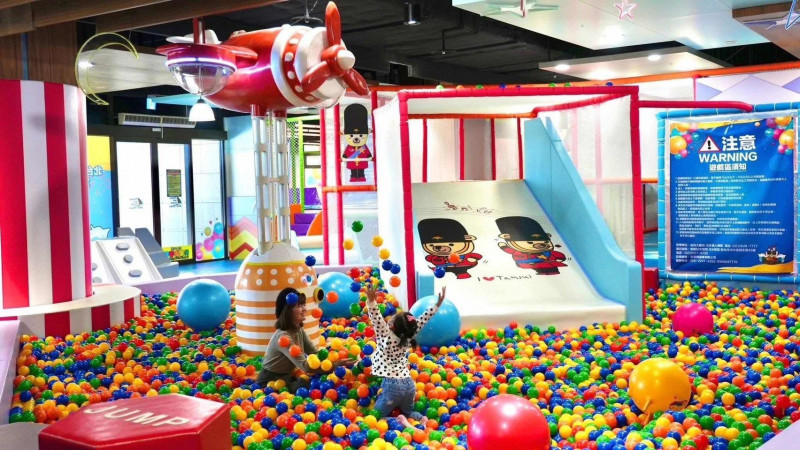 福容淡水漁碼店讓親子出遊也充滿驚喜，POPA親子體能館單日暢玩推出一大一小優惠價。（福容大飯店提供）