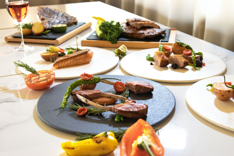 嘉義福容voco酒店推出「Stay voco Stay Full」住房專案，加百元即可享有2客田園西餐廳半自助式晚餐。（福容大飯店提供）