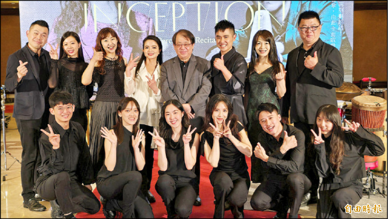 朱宗慶（後排右4）率樂團成員一起力挺戴含芝（左4）與高瀚諺（右3）。（記者凌美雪攝）