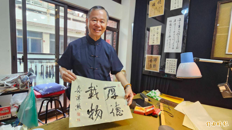 端午節也是詩人節，彰化縣書法學會理事長吳肇勳邀請9位大師現場揮毫，民眾只要憑3張有效發票就可索取，限量300份。（記者劉曉欣攝）