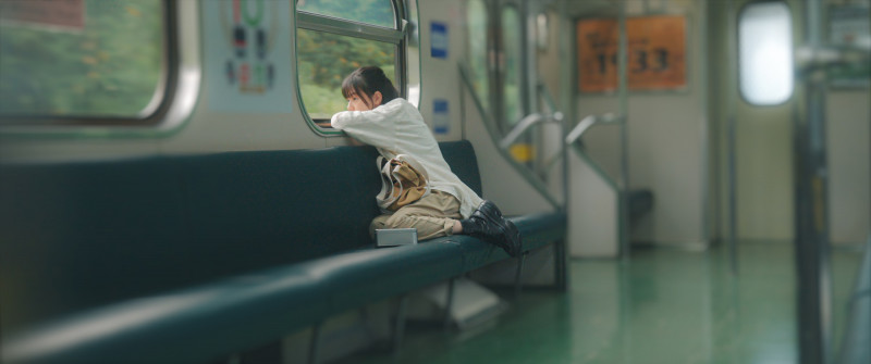 姚愛寗在〈頭城——悼F〉MV中尋找過去的記憶。（目宿媒體提供）