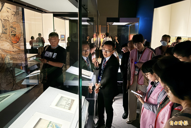 來賓參觀「江戶浮世之美」特展。（記者林宜樟攝）