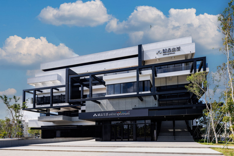 誠品生活台南建築設計以「埕文化」為靈感，融合白牆、自然光與露天水池。（誠品生活提供）