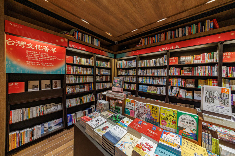 「台灣文化薈萃」聚焦台灣文學、美術、飲食、漫畫與繪本等多樣化選書，展現在地文化精彩風貌。（誠品生活提供）