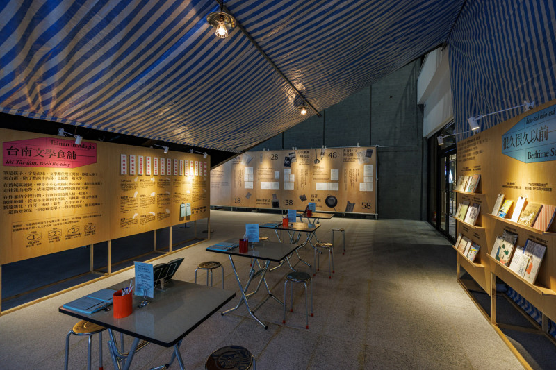 誠品台南戶外展出「台灣文學慢板」策展，超過45位作家金句成為讀者最愛打卡熱點。（誠品生活提供）