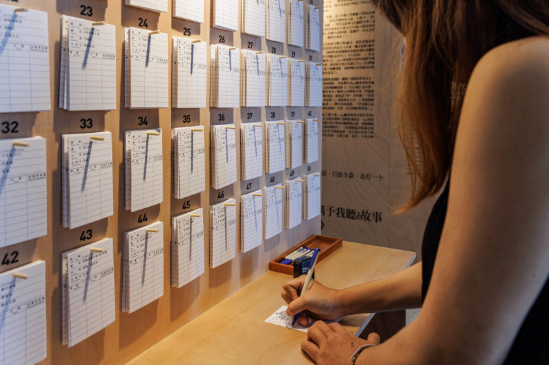 展區設有手抄金句牆，邀觀眾抄寫台南記憶與文學片段，將閱讀轉化為日常生活的溫柔行動。（誠品生活提供）