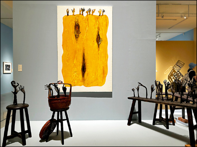 廖修平2002年發展出「夢境」系列，數隻向上伸展的手掌流露情緒的張力，圖為油畫〈鎮〉（2005）與空間裝置〈問天〉（2008）。