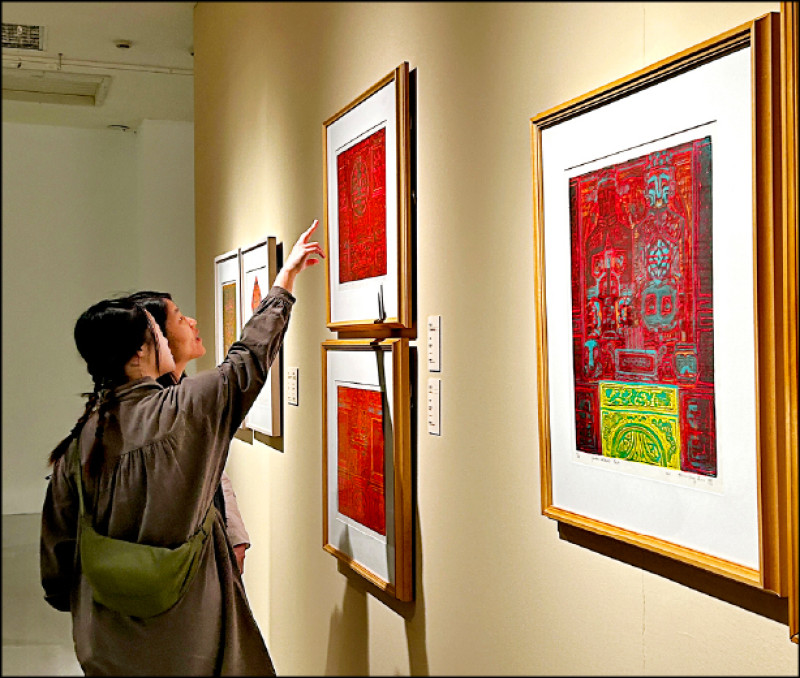 觀眾在國美館「廖修平90大展」，觀賞他「廟飾」系列的蝕刻金屬版畫。