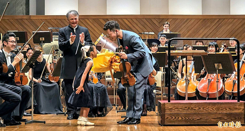 黃俊文大師班最小學員上台獻花，緊張又尊敬地向黃俊文鞠躬，使黃俊文也緊張地回應鞠躬，形成逗趣又溫馨的畫面。（記者凌美雪攝）