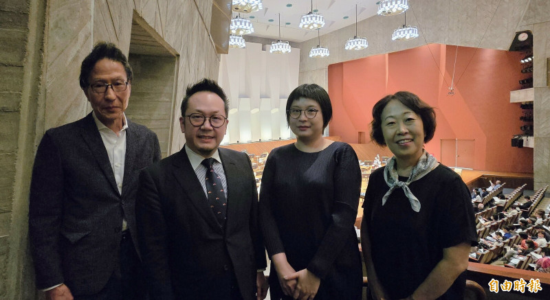 NSO執行長郭玟岑（右2）與文化總會祕書長李厚慶（左2），向熊本縣知事木村敬夫人（右1）及熊本縣立劇場館長姜尚中（左1）致意。（記者凌美雪攝）