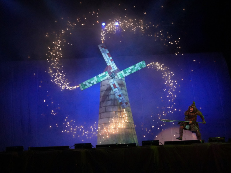 紙風車《台灣幻想曲》中「唐吉軻德」鼓勵孩子勇敢追夢。（紙風車提供）