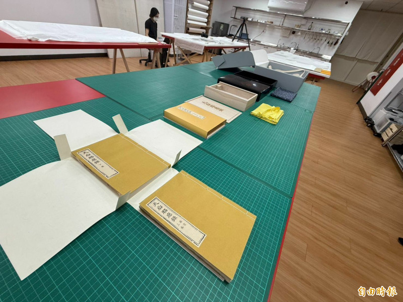 朝天宮「鎮宮三寶」天后昭應錄修復完成，修復中心以7層防護措施嚴謹保存。（記者李文德攝）