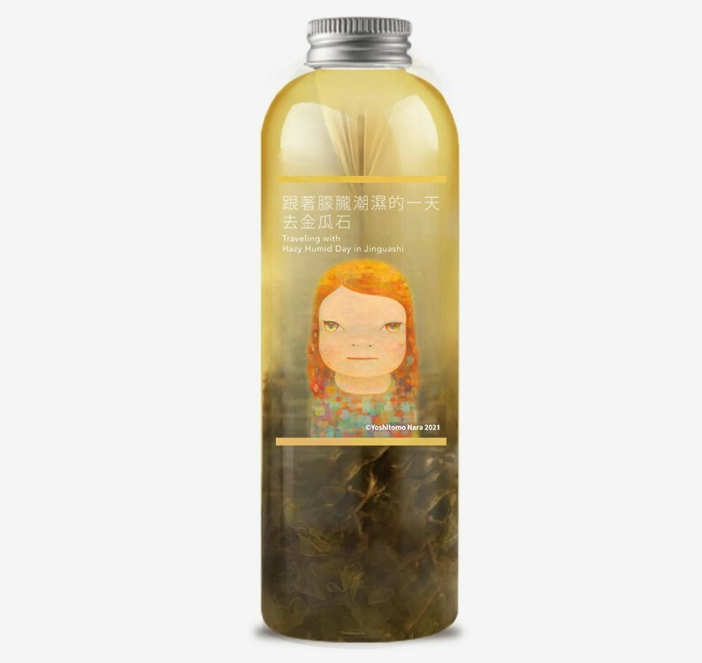 展覽限定冷泡茶包裝，以《朦朧潮濕的一天》為視覺設計靈感，療癒感十足。（文總提供）