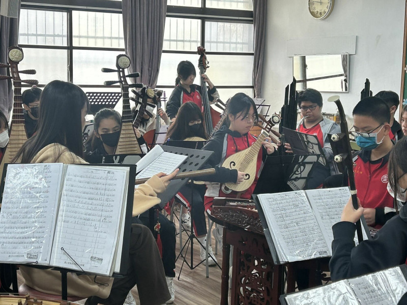 中正國中國樂團以「夢想3000，上山出海」為願景成軍，7年來師生齊心努力，克服學生零基礎及校內資源有限的挑戰，從地方賽一路晉級全國賽。（擷取自新竹縣政府官網）