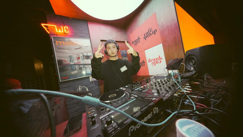 6月6日水管音樂 「今夜我想喝醉 城市情歌派對」DJ「羅曼迪克」。（文化局提供）