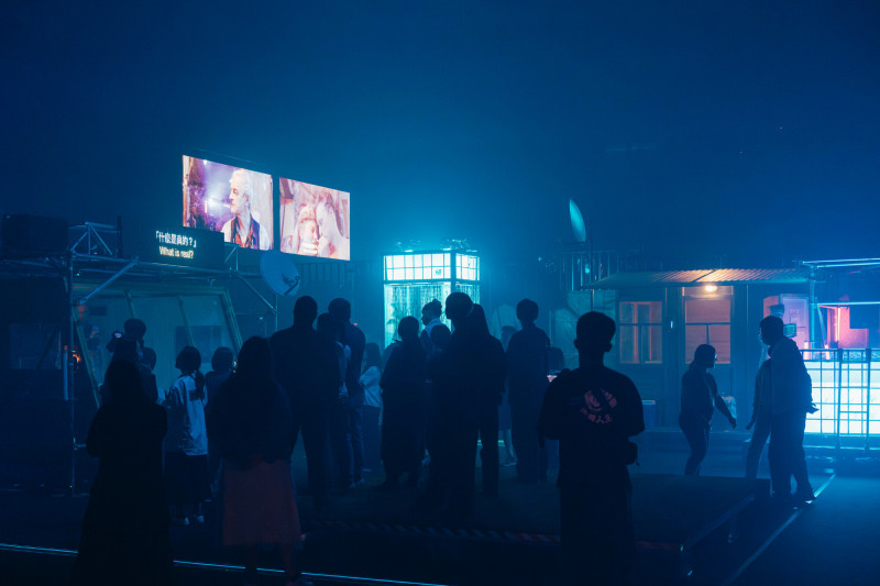 《共和國》打造出一個不設座椅、不設框架、全面沉浸的城市幻境。（北藝中心提供）