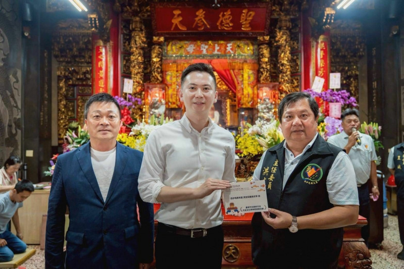 竹北天后宮主委林啟賢（左起3人）與竹北市長鄭朝方共赴白沙屯拱天宮邀請駐駕，拱天宮主委洪文華表示支持並回贈「粉紅超跑」模型，作為祝福與友誼。（竹北市公所提供）