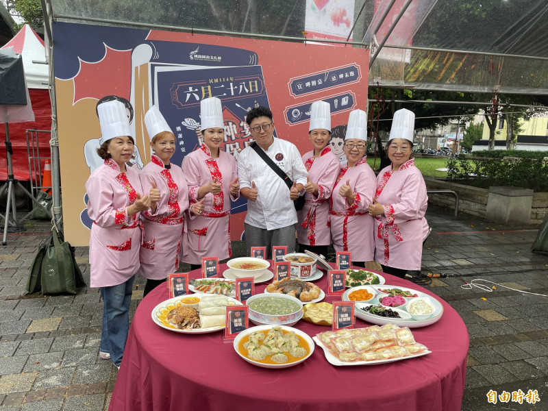 2025桃園閩南文化節從週六日起至7月5日止，其中「總舖師辦桌」一百桌仍然秒殺。（記者謝武雄攝）