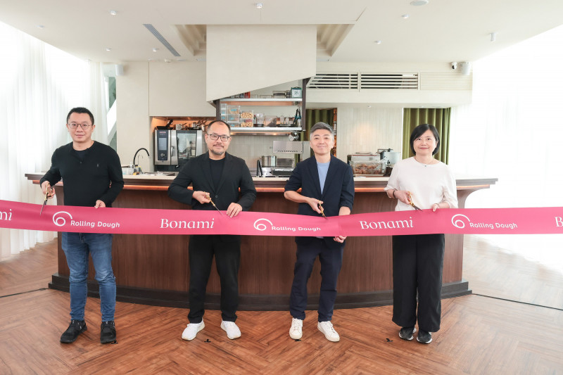 Bonami及Rolling Dough開幕儀式剪綵，左起Alife Holdings創辦人游適任、忠泰建設副董事長李彥良、MMHG湘樂餐飲集團創辦人林泉、北美館副館長蔣雨芳。（MMHG提供）