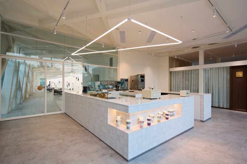 Rolling Dough透過極簡色調與特製幾何吊燈，讓咖啡廳與展間空間巧妙對話。（MMHG提供）