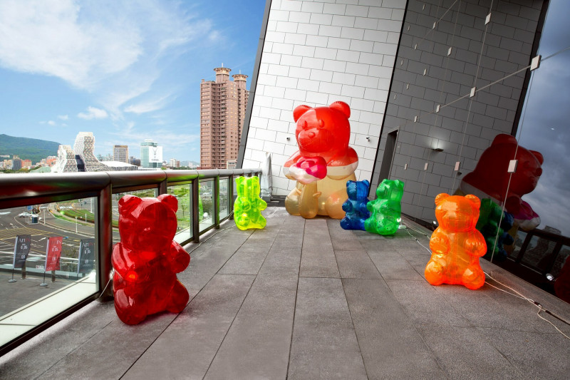 「戶外藝術區」則有1大5小的彩色小熊軟糖立體裝置。（承億集團提供）