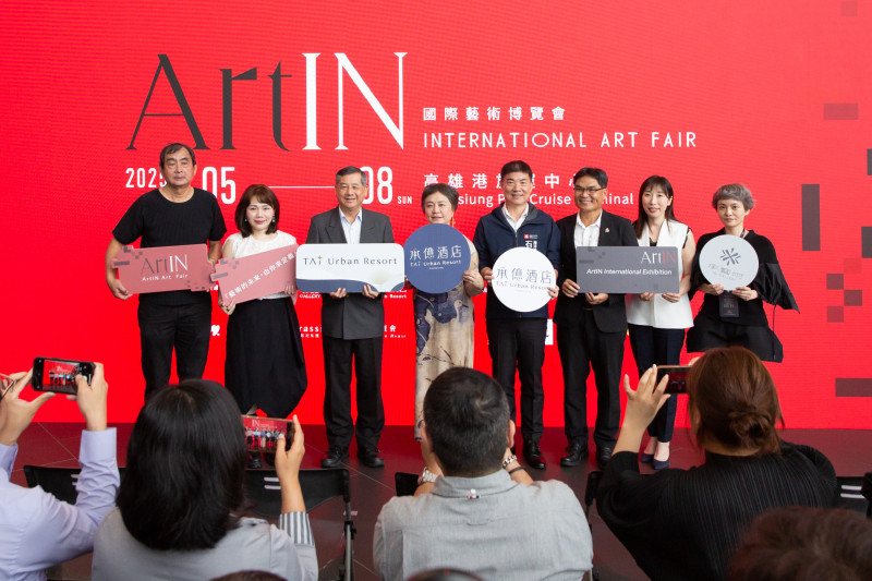 首屆「ArtIN國際藝術博覽會」昨開幕，左到右為藝術家戴明德、承億酒店總經理洪若宸、台灣港務公司總經理王錦榮、承億集團副董事長戴淑玲、高市海洋局長石慶豐、高市觀光局副局長孫春良、ArtIN總監暨策展人梁詠心Summie、藝術家寧芮潔。（承億集團提供）