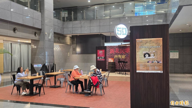新北市府自6月6日起至6月22日，於市府一樓推出「唱自己的歌─新北市民歌50特展」系列活動，規畫特展、講唱會、演唱會。（記者黃子暘攝）