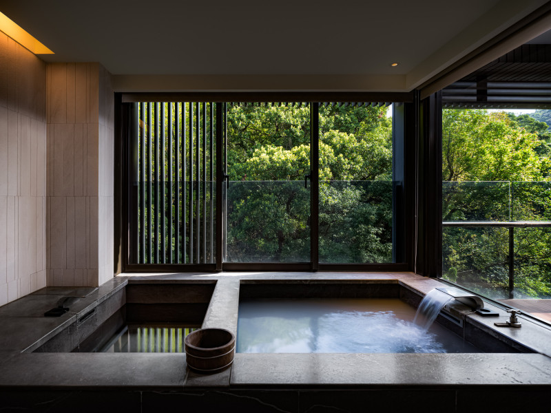 北投麗禧全館客房皆備有冷熱雙湯池，房客可於房內浸泡天然白磺溫泉。（北投麗禧溫泉酒店提供）