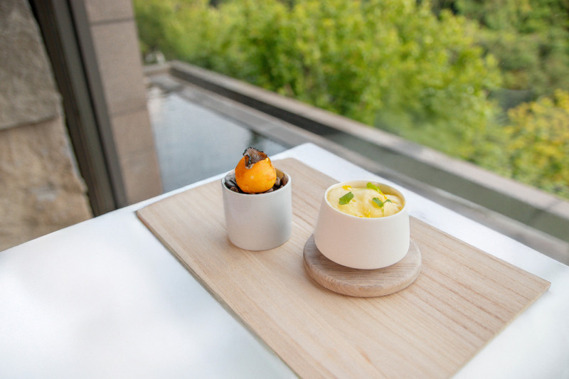 開胃小品「哈密瓜冷湯松露地瓜球」靈感取自台灣經典小吃，以台農黃地瓜包裹松露醬。（北投麗禧溫泉酒店提供）