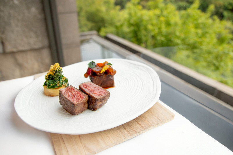 主菜「澳洲M8和牛肋眼」，可一次品嘗兩款頂級和牛風味。（北投麗禧溫泉酒店提供）