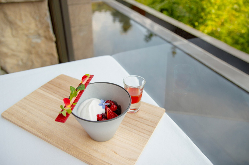 甜點「法式優格蛋糕」打造酸甜交織、質地細緻的完美結尾。（北投麗禧溫泉酒店提供）