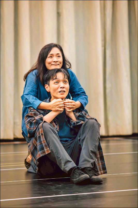 徐堰鈴（後）與崔台鎬母子檔組合。（楊景翔演劇團提供）