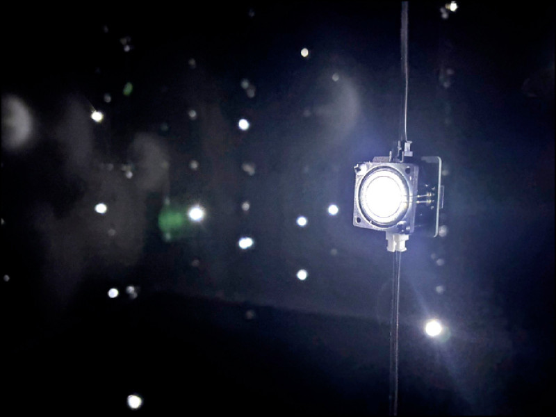 王福瑞〈聲點〉360聲道、喇叭、LED、客製電子裝置。2025。