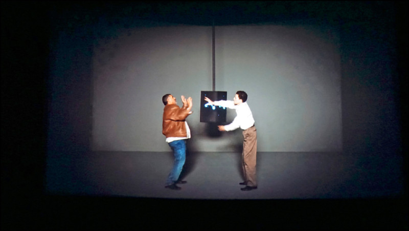 哈桑．汗〈珠寶〉35釐米影片轉為Full HD錄像、彩色、立體聲，LED燈條，6分30秒。2010。